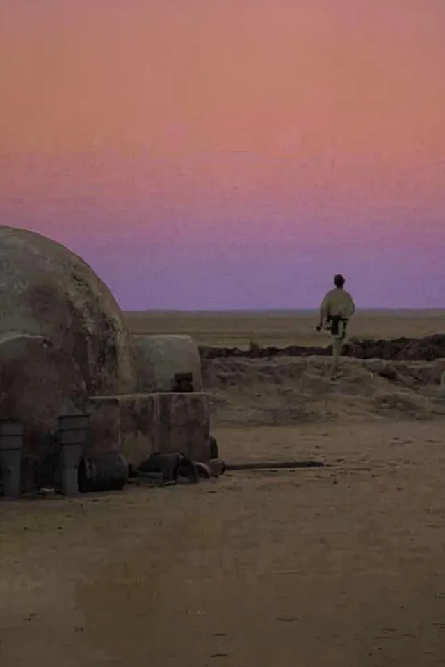 Seamless contextual image extension