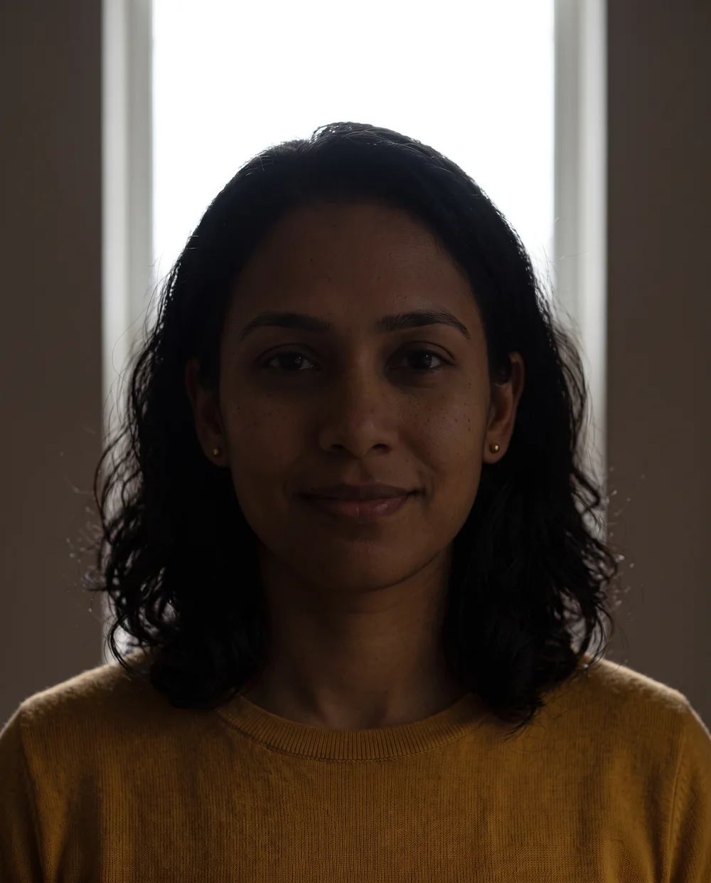 Simulated reference condition: A bright background can leave the face in shadow. Try facing the light source, or choose another photo where facial details are easier to see.